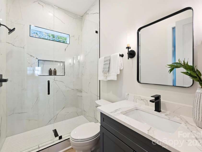 571 Lyttleton Drive, Charlotte, NC 28211.  MLS# CAR4193437, YatesRealty ID 7516. 2nd Floor Bath