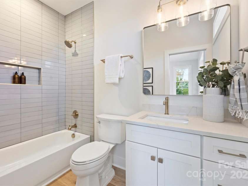 571 Lyttleton Drive, Charlotte, NC 28211.  MLS# CAR4193437, YatesRealty ID 7516. 2nd Floor Bath