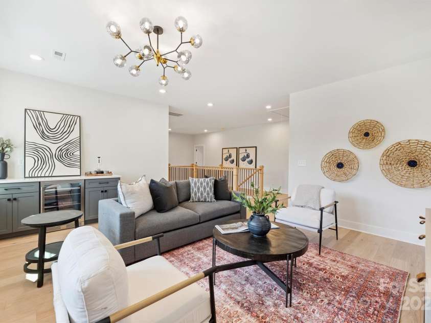 571 Lyttleton Drive, Charlotte, NC 28211.  MLS# CAR4193437, YatesRealty ID 7516. Loft Space