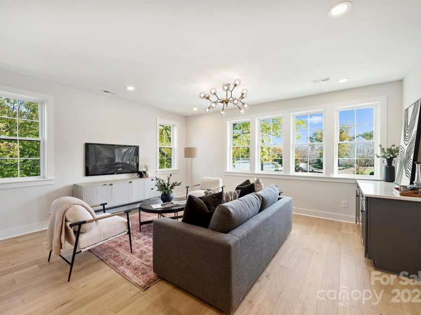 571 Lyttleton Drive, Charlotte, NC 28211.  MLS# CAR4193437, YatesRealty ID 7516. Loft Space