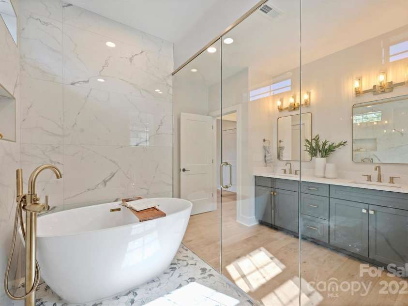 571 Lyttleton Drive, Charlotte, NC 28211.  MLS# CAR4193437, YatesRealty ID 7516. Primary Bath