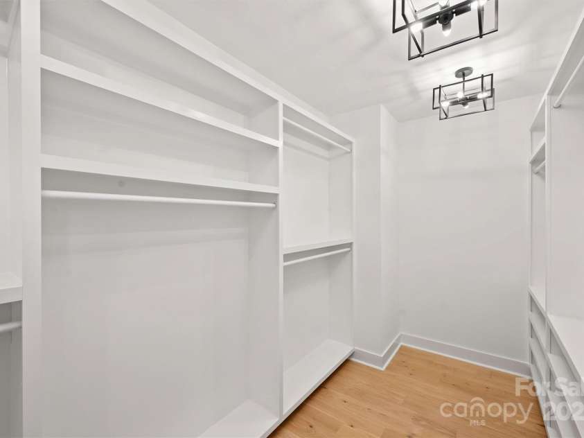 571 Lyttleton Drive, Charlotte, NC 28211.  MLS# CAR4193437, YatesRealty ID 7516. Primary Walk-In Closet