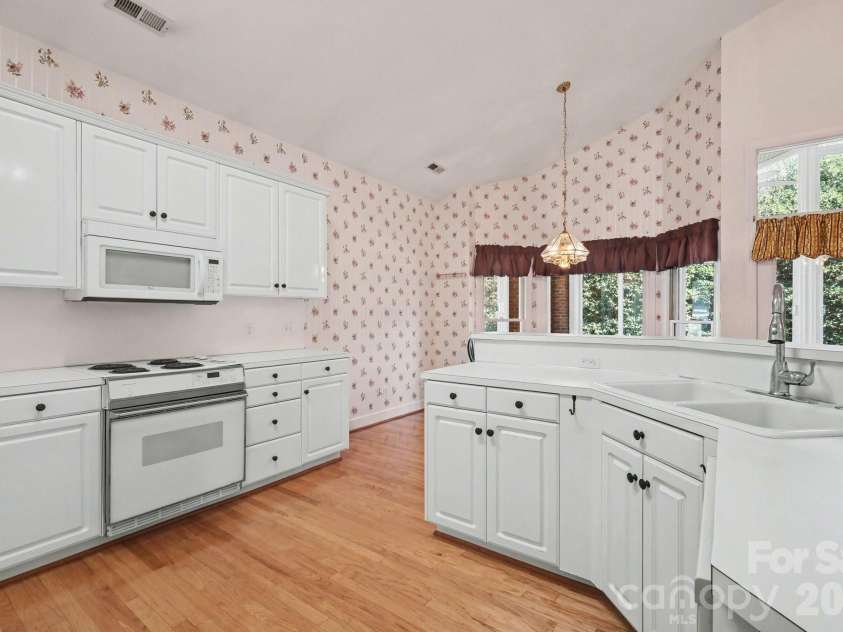 5423 Dunedin Lane, Charlotte, NC 28270.  MLS# CAR4352581, YatesRealty ID 7521. 