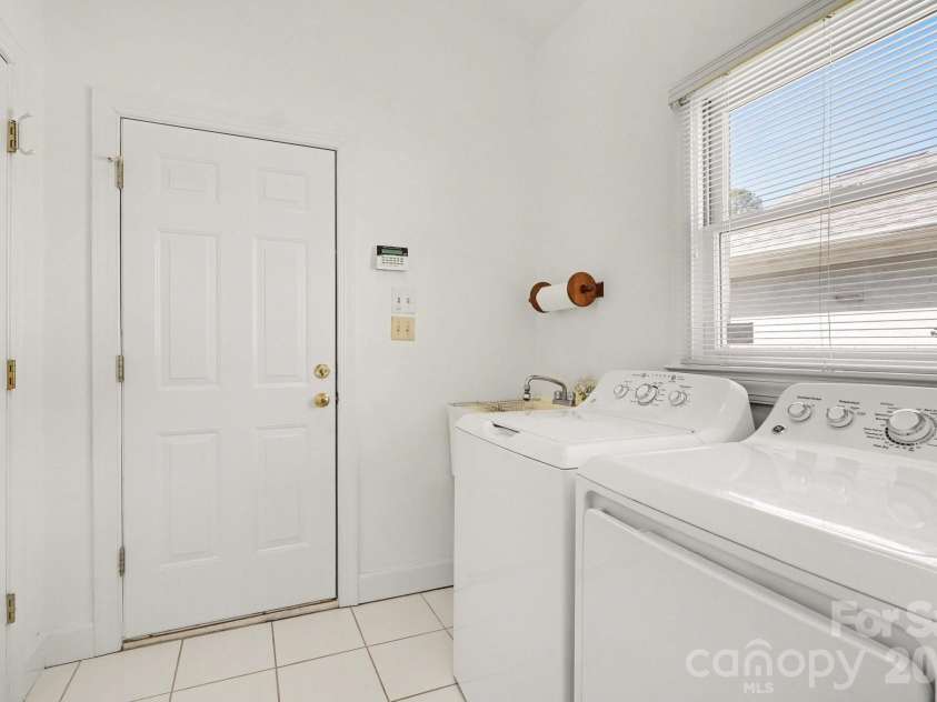 5423 Dunedin Lane, Charlotte, NC 28270.  MLS# CAR4352581, YatesRealty ID 7521. 