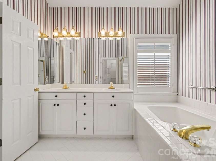 5423 Dunedin Lane, Charlotte, NC 28270.  MLS# CAR4352581, YatesRealty ID 7521. Primary bathroom 