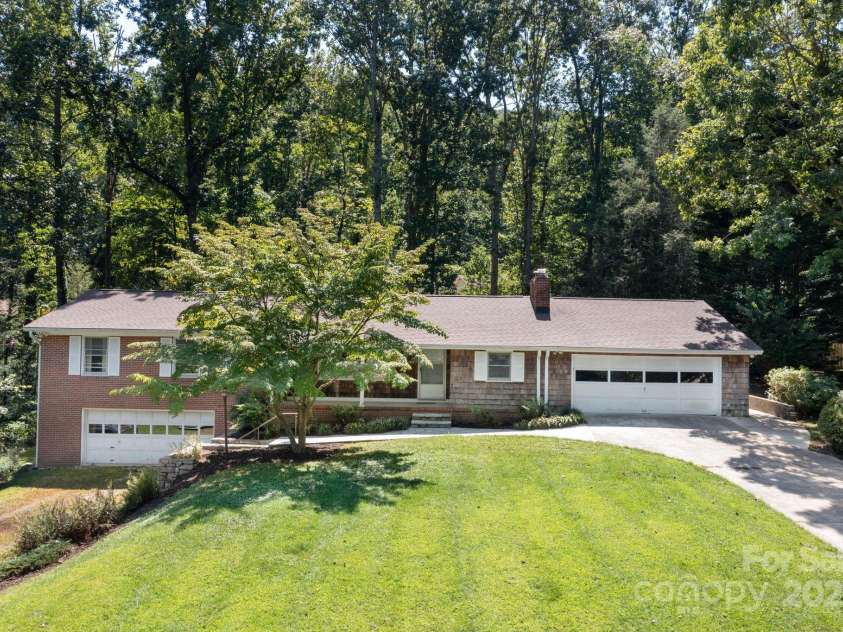 109 Rusty Lane, Hendersonville, NC 28791.  MLS# CAR4314485, YatesRealty ID 7522. 