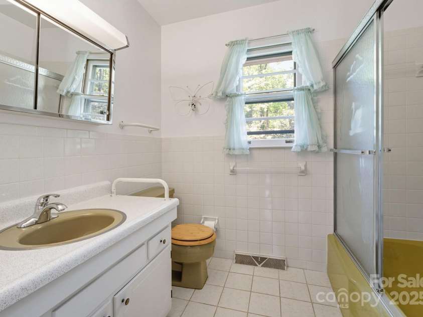 109 Rusty Lane, Hendersonville, NC 28791.  MLS# CAR4314485, YatesRealty ID 7522. 