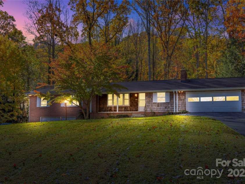109 Rusty Lane, Hendersonville, NC 28791.  MLS# CAR4314485, YatesRealty ID 7522. 