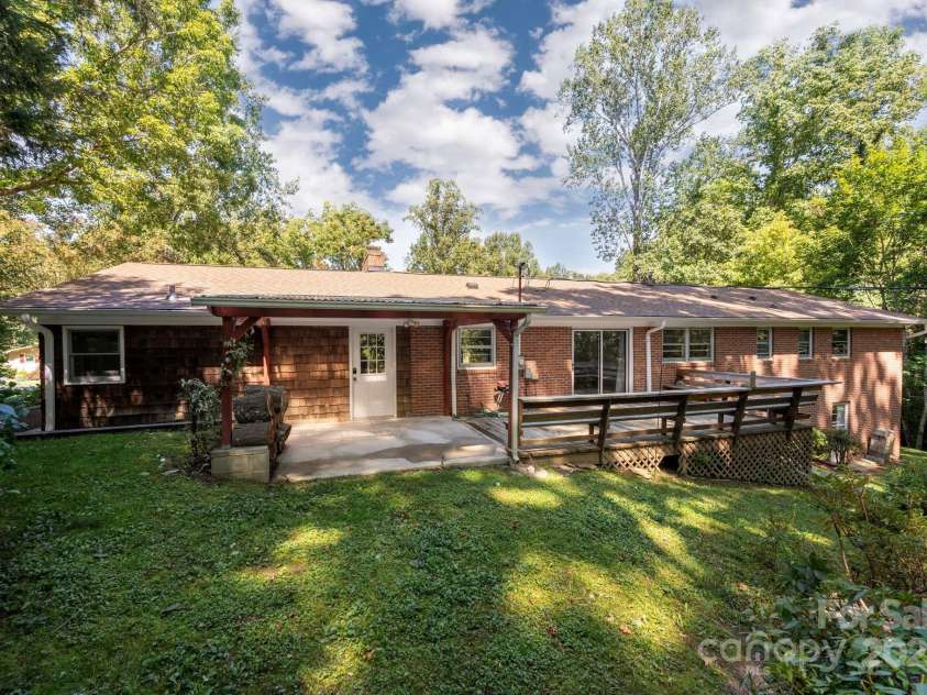 109 Rusty Lane, Hendersonville, NC 28791.  MLS# CAR4314485, YatesRealty ID 7522. 
