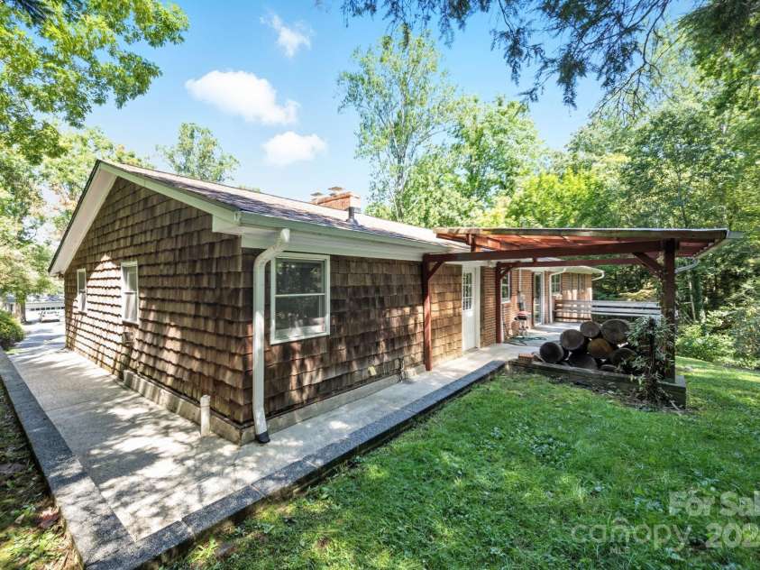 109 Rusty Lane, Hendersonville, NC 28791.  MLS# CAR4314485, YatesRealty ID 7522. 