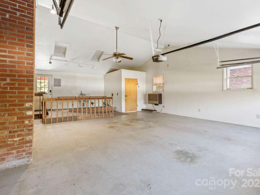 109 Rusty Lane, Hendersonville, NC 28791.  MLS# CAR4314485, YatesRealty ID 7522. 