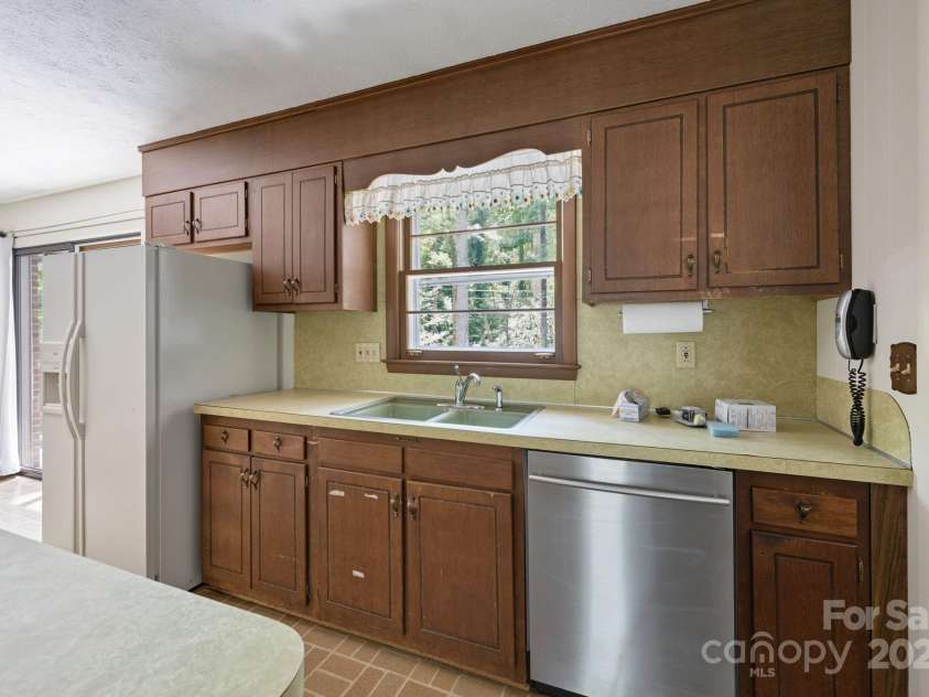 109 Rusty Lane, Hendersonville, NC 28791.  MLS# CAR4314485, YatesRealty ID 7522. 