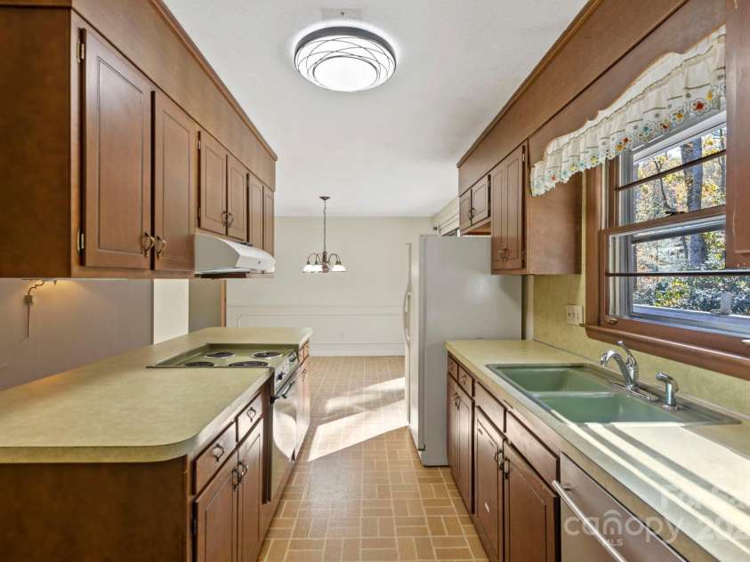 109 Rusty Lane, Hendersonville, NC 28791.  MLS# CAR4314485, YatesRealty ID 7522. 