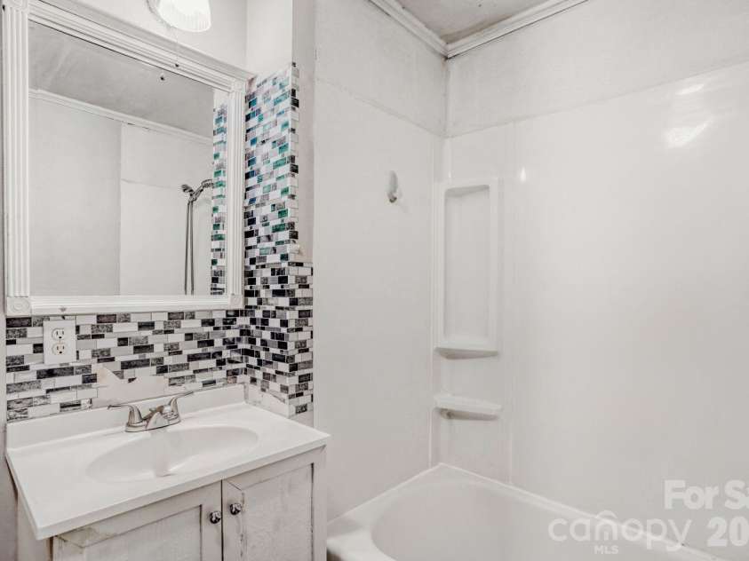 601 7th Street, Kannapolis, NC 28081.  MLS# CAR4345184, YatesRealty ID 7524. Bathroom
