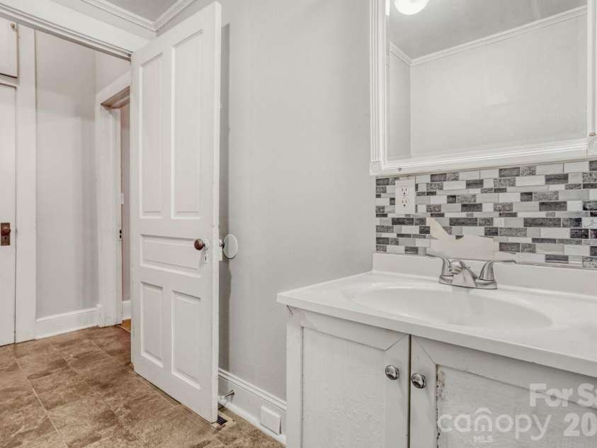 601 7th Street, Kannapolis, NC 28081.  MLS# CAR4345184, YatesRealty ID 7524. Bathroom