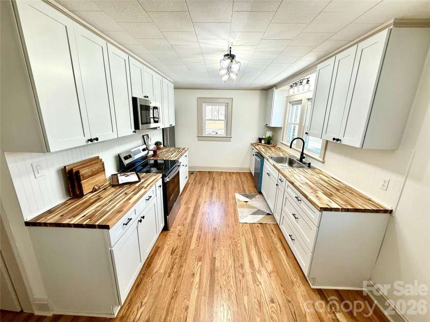 531 21st Avenue, Hickory, NC 28601.  MLS# CAR4344763, YatesRealty ID 7527. 