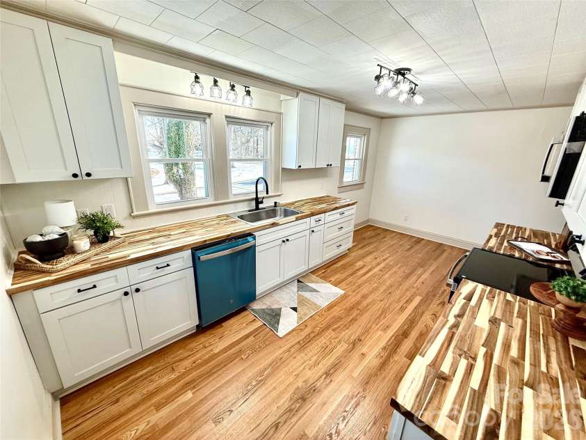 531 21st Avenue, Hickory, NC 28601.  MLS# CAR4344763, YatesRealty ID 7527. 
