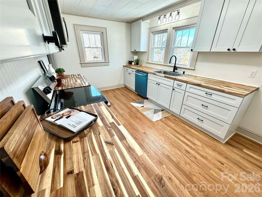 531 21st Avenue, Hickory, NC 28601.  MLS# CAR4344763, YatesRealty ID 7527. 