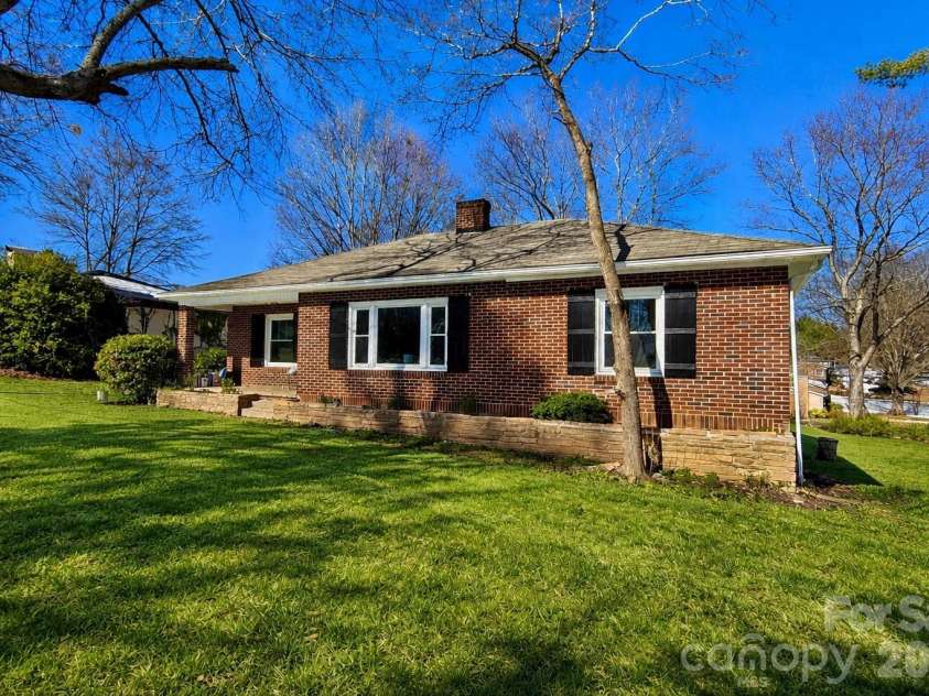 531 21st Avenue, Hickory, NC 28601.  MLS# CAR4344763, YatesRealty ID 7527. 