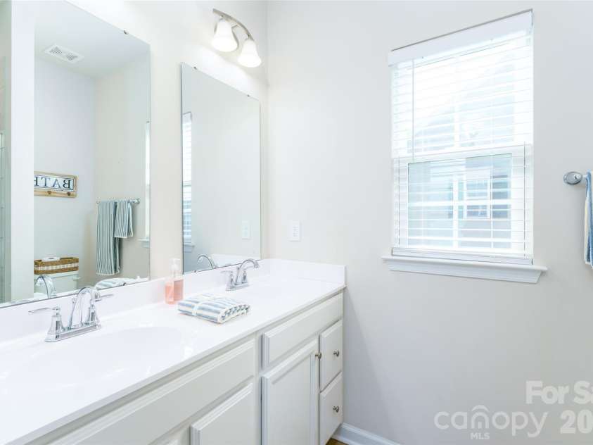 2102 Trout Lily Lane, Matthews, NC 28104.  MLS# CAR4353271, YatesRealty ID 7531. 