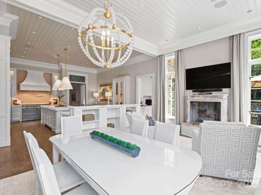 4536 Fox Brook Lane, Charlotte, NC 28211.  MLS# CAR4157549, YatesRealty ID 7532. Kitchen offers a casual dining area with large table and chairs.