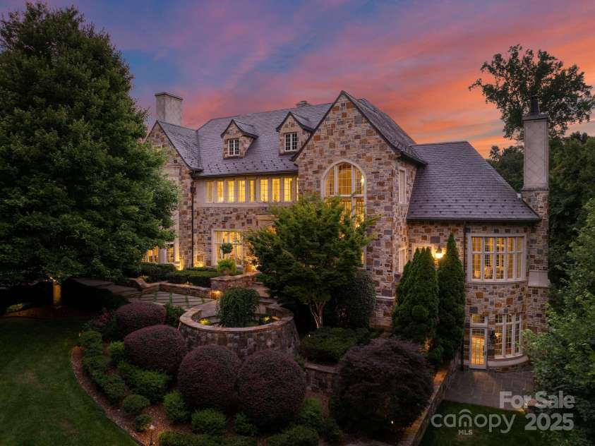 4536 Fox Brook Lane, Charlotte, NC 28211.  MLS# CAR4157549, YatesRealty ID 7532. Welcome to 4536 Fox Brook Lane - One of One