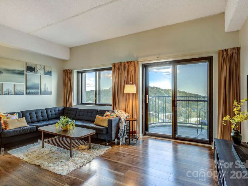 303 Sugar Top Drive, Sugar Mountain, NC 28604.  MLS# CAR4302428, YatesRealty ID 7533. 