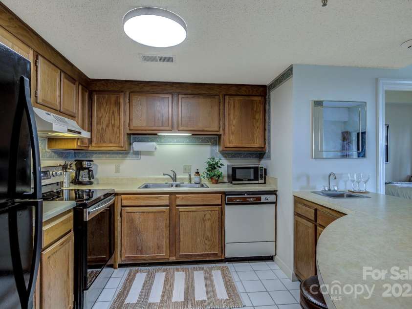 303 Sugar Top Drive, Sugar Mountain, NC 28604.  MLS# CAR4302428, YatesRealty ID 7533. 