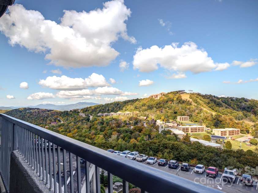 303 Sugar Top Drive, Sugar Mountain, NC 28604.  MLS# CAR4302428, YatesRealty ID 7533. Look to the Left Sugar Mountain Slopes!