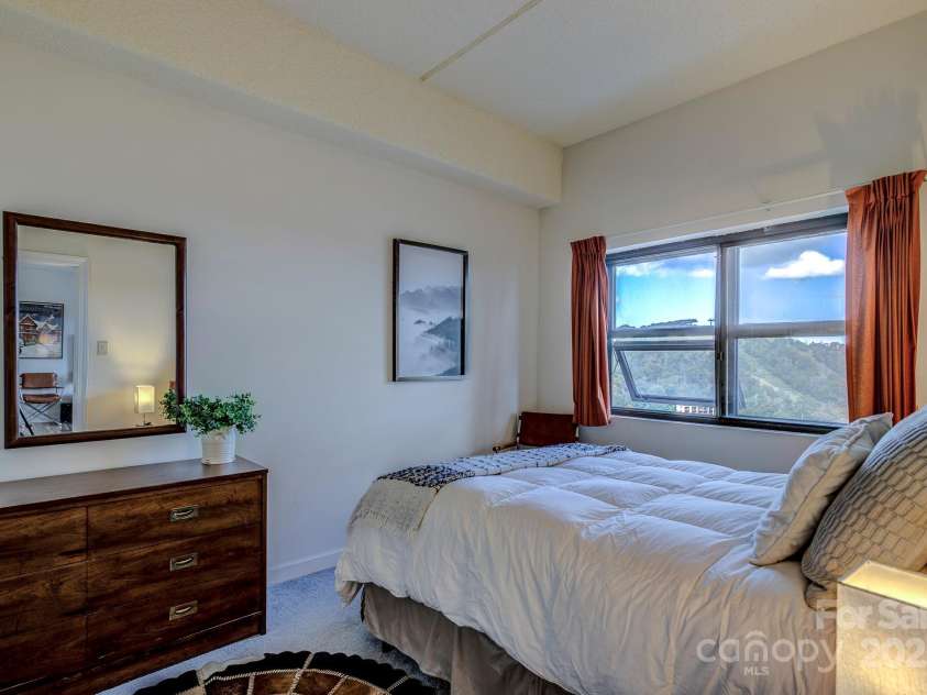 303 Sugar Top Drive, Sugar Mountain, NC 28604.  MLS# CAR4302428, YatesRealty ID 7533. Primary Bed
