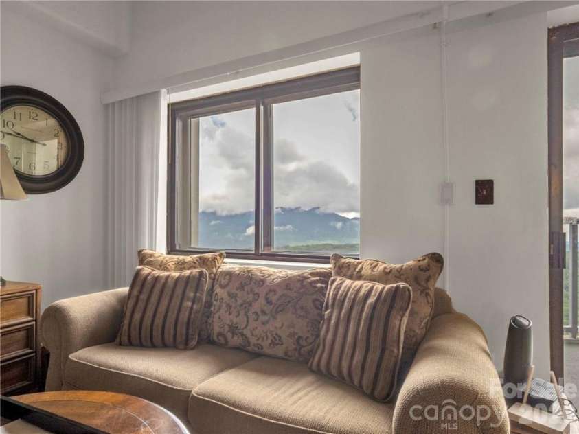 303 Sugar Top Drive, Sugar Mountain, NC 28604.  MLS# CAR4358087, YatesRealty ID 7533. 