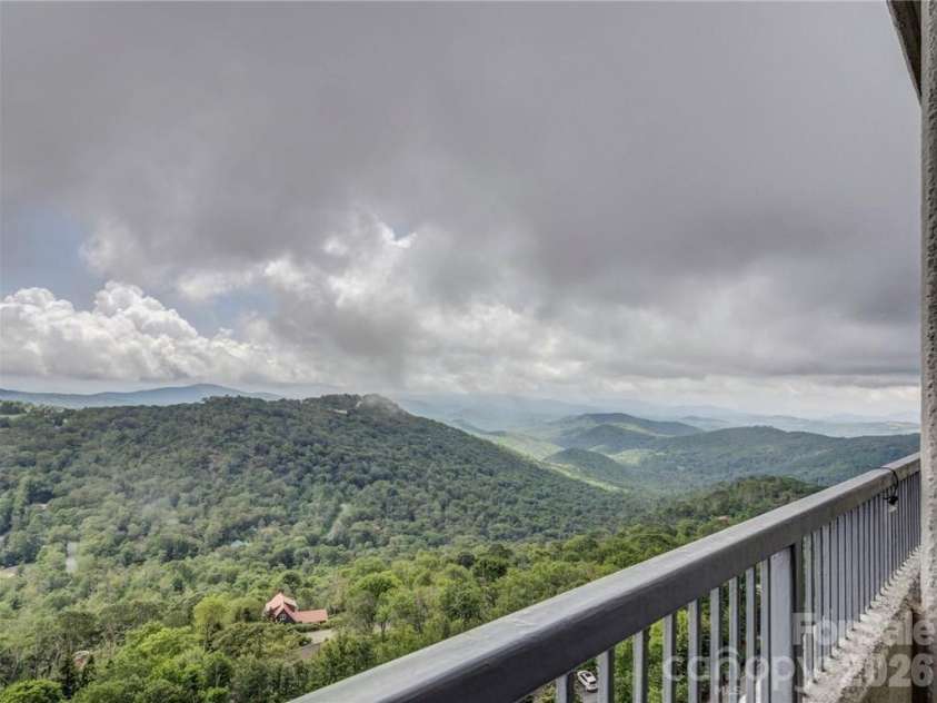 303 Sugar Top Drive, Sugar Mountain, NC 28604.  MLS# CAR4358087, YatesRealty ID 7533. 