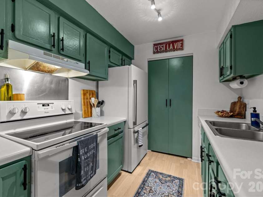 11069 Cedar View Road, Charlotte, NC 28226.  MLS# CAR4345700, YatesRealty ID 7536. 