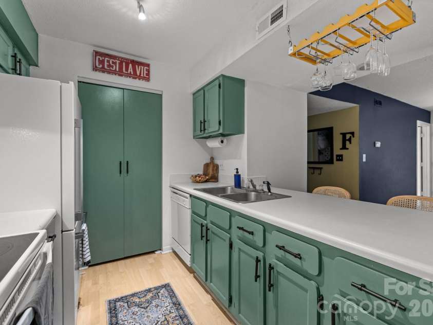 11069 Cedar View Road, Charlotte, NC 28226.  MLS# CAR4345700, YatesRealty ID 7536. 