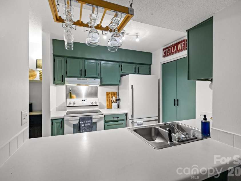 11069 Cedar View Road, Charlotte, NC 28226.  MLS# CAR4345700, YatesRealty ID 7536. 