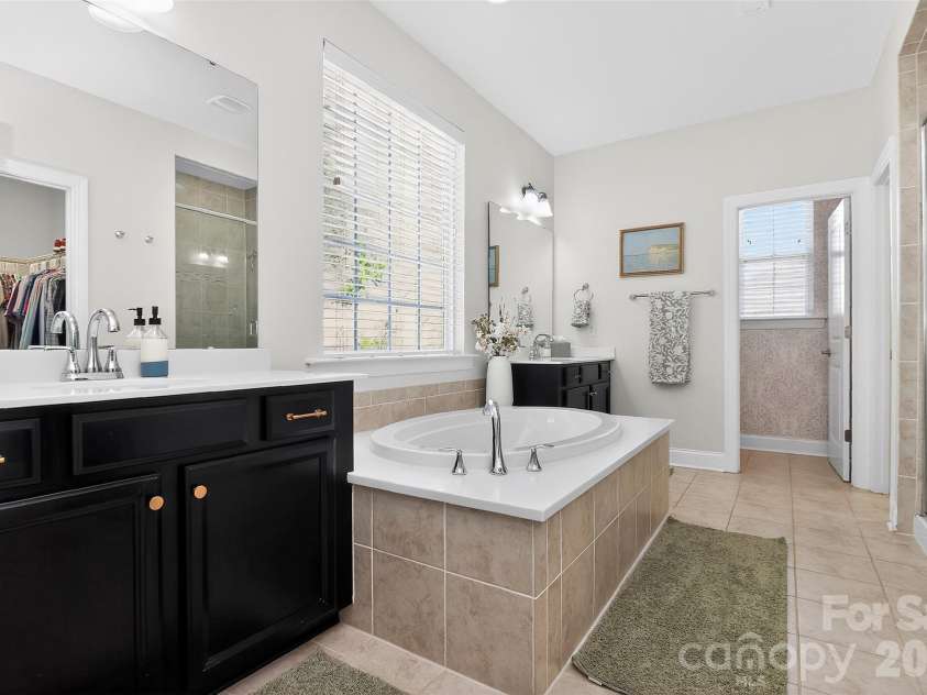 1818 Sutter Creek Drive, Waxhaw, NC 28173.  MLS# CAR4359258, YatesRealty ID 7541. Primary Bath