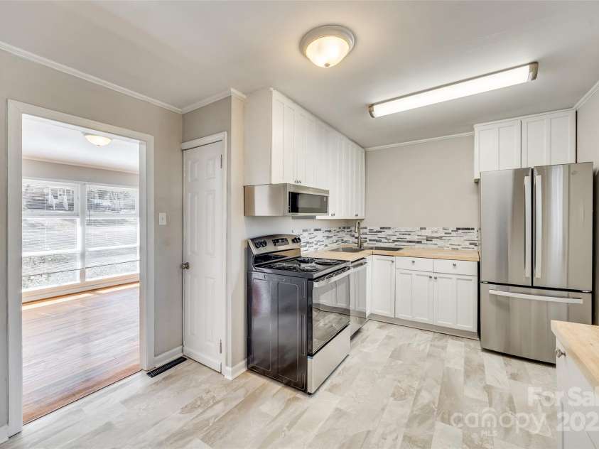 2123 Purser Drive, Charlotte, NC 28215.  MLS# CAR4227473, YatesRealty ID 7542. 