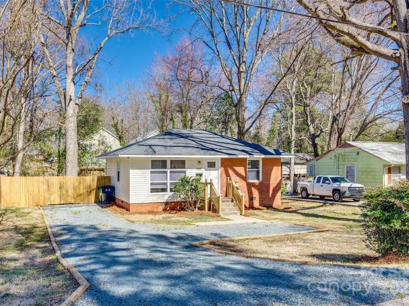 2123 Purser Drive, Charlotte, NC 28215.  MLS# CAR4227473, YatesRealty ID 7542. 