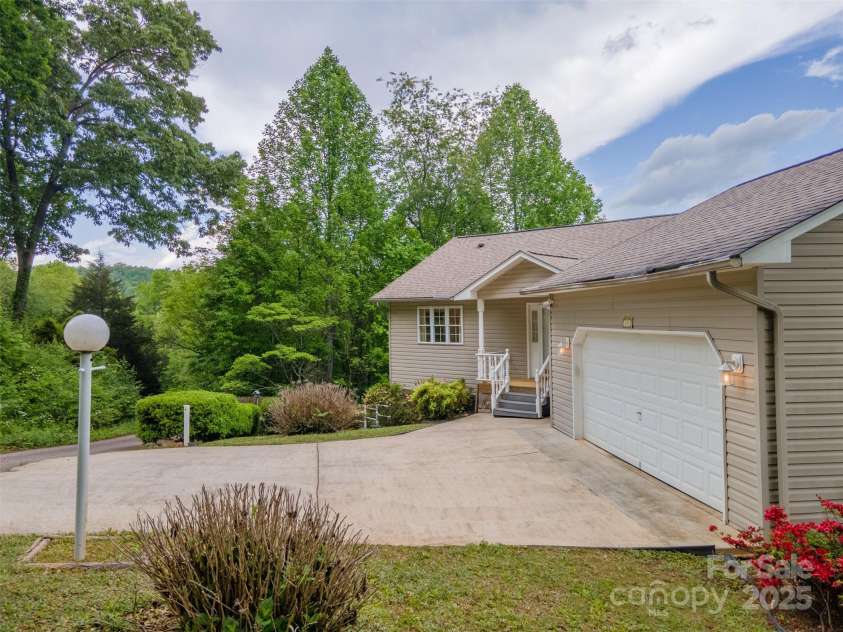 132 Mountain Circle, Franklin, NC 28734.  MLS# CAR4151960, YatesRealty ID 7543. 