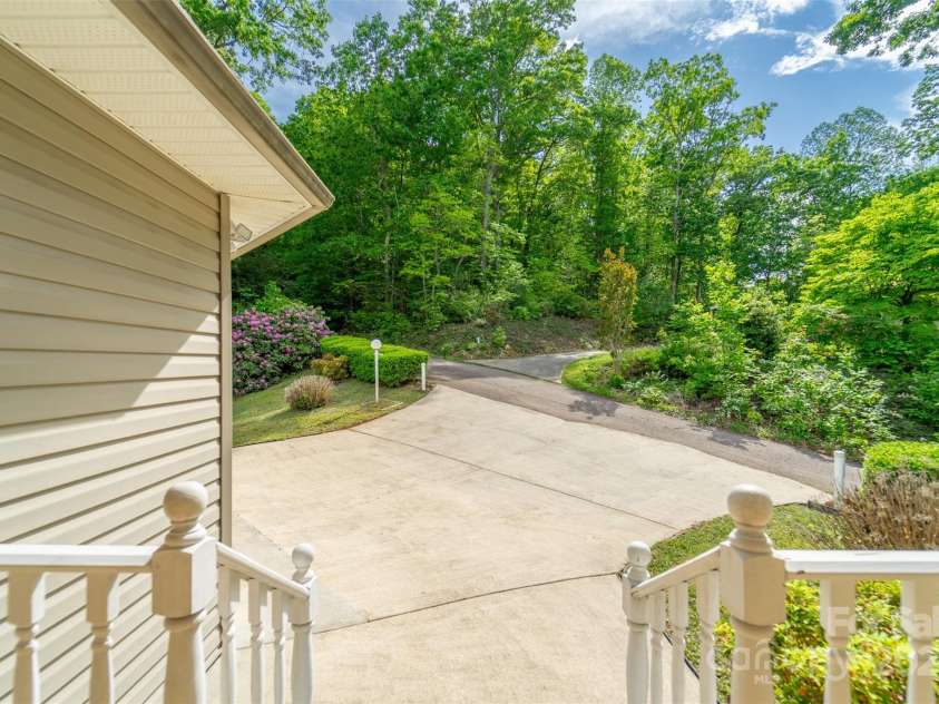 132 Mountain Circle, Franklin, NC 28734.  MLS# CAR4151960, YatesRealty ID 7543. 