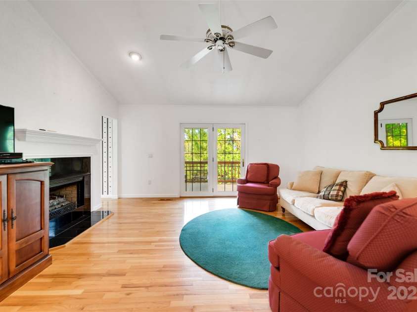 132 Mountain Circle, Franklin, NC 28734.  MLS# CAR4151960, YatesRealty ID 7543. 