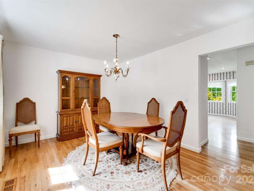 132 Mountain Circle, Franklin, NC 28734.  MLS# CAR4151960, YatesRealty ID 7543. 