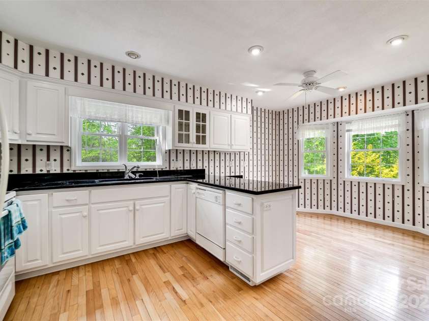 132 Mountain Circle, Franklin, NC 28734.  MLS# CAR4151960, YatesRealty ID 7543. 