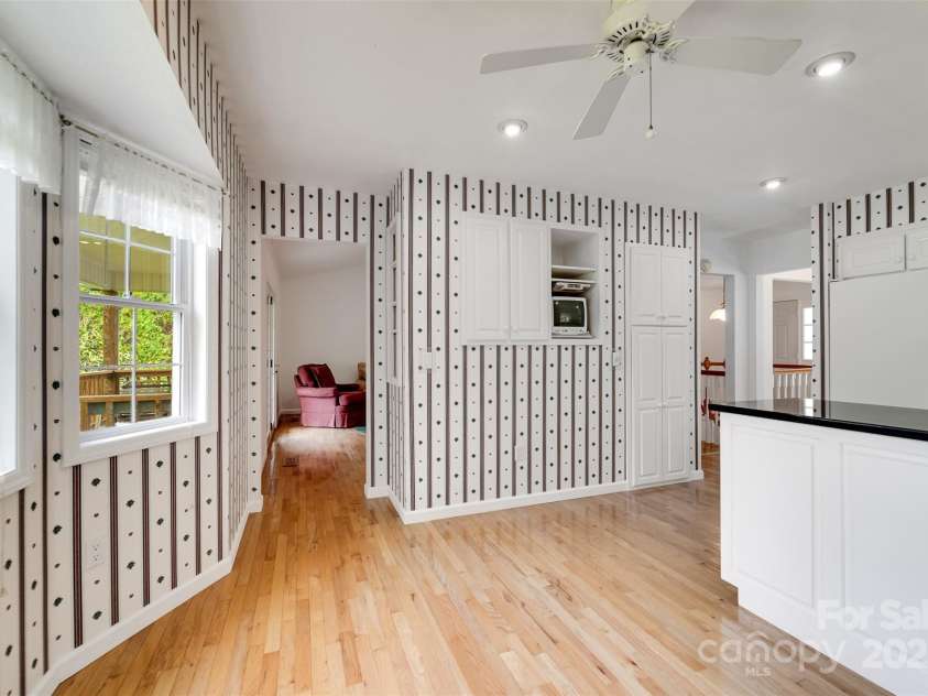 132 Mountain Circle, Franklin, NC 28734.  MLS# CAR4151960, YatesRealty ID 7543. 