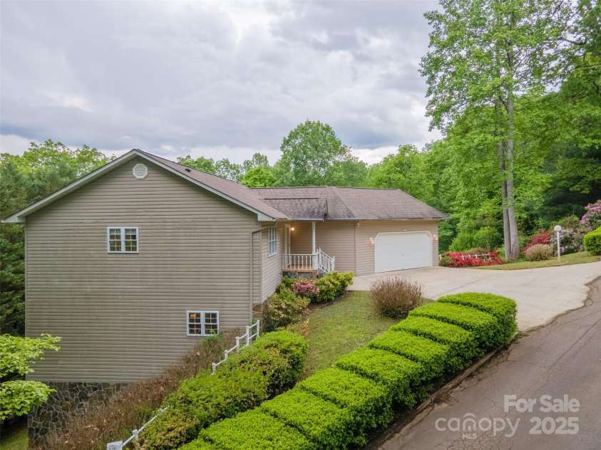 132 Mountain Circle, Franklin, NC 28734.  MLS# CAR4151960, YatesRealty ID 7543. 