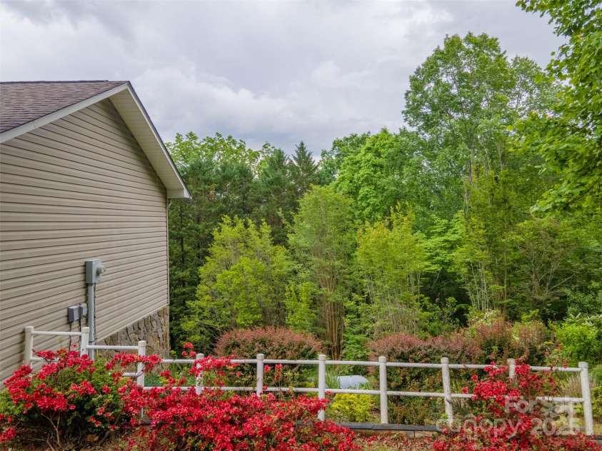 132 Mountain Circle, Franklin, NC 28734.  MLS# CAR4151960, YatesRealty ID 7543. 