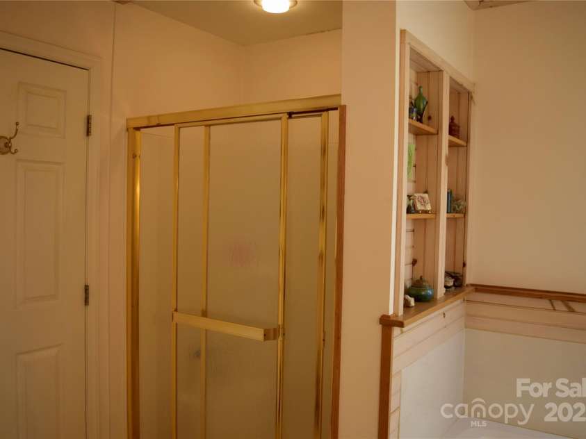 621 Firetower Road, Spruce Pine, NC 28777.  MLS# CAR4239673, YatesRealty ID 7544. Upstairs bath