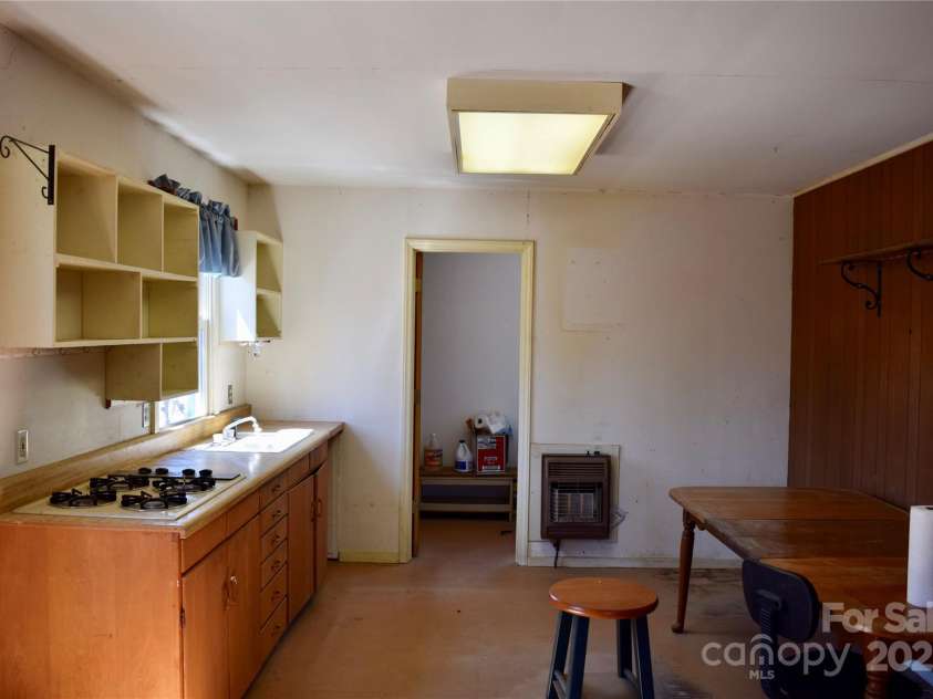 621 Firetower Road, Spruce Pine, NC 28777.  MLS# CAR4239673, YatesRealty ID 7544. Workshop