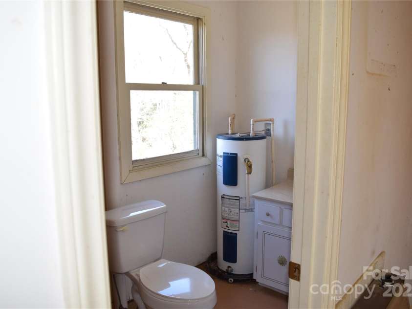 621 Firetower Road, Spruce Pine, NC 28777.  MLS# CAR4239673, YatesRealty ID 7544. Workshop