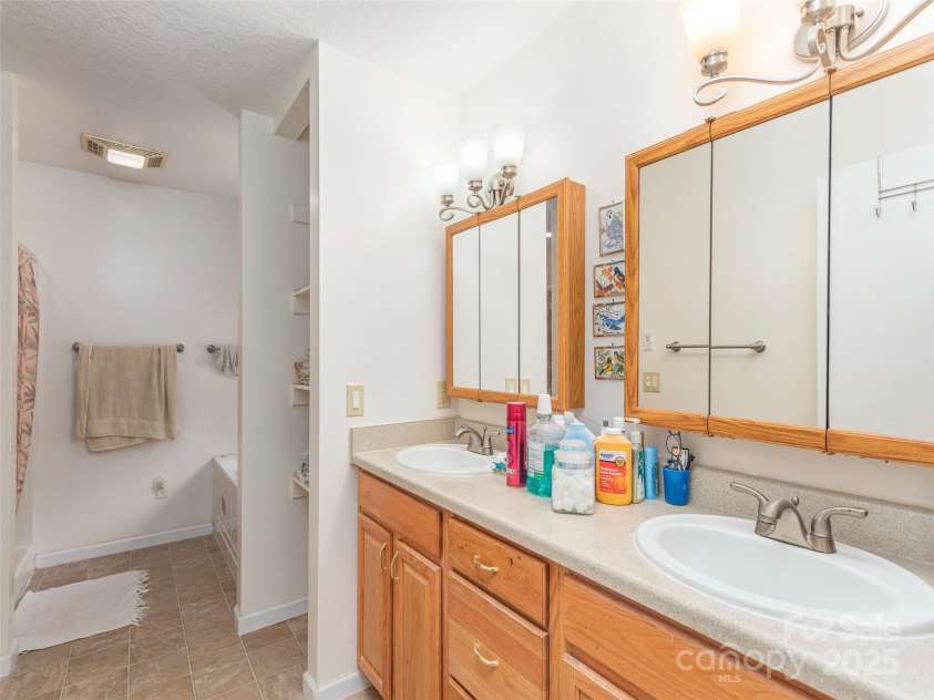 1120 Jacobs Branch Road, Franklin, NC 28734.  MLS# CAR4176894, YatesRealty ID 7545. Primary bath